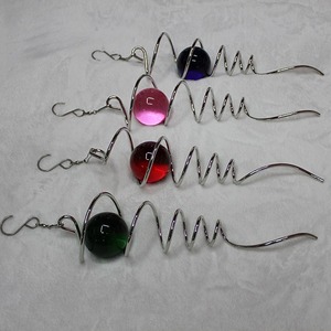 Adorno de campanilla de viento en espiral de metal QG con bola de cristal colorida para decoración del hogar - Product Image 1