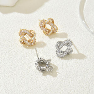 Pendientes de tuerca de cobre de doble hélice de circón con patrón Simple de lujo para mujer, regalo de aniversario perfecto de circón a la moda, venta al por mayor - Product Image 3