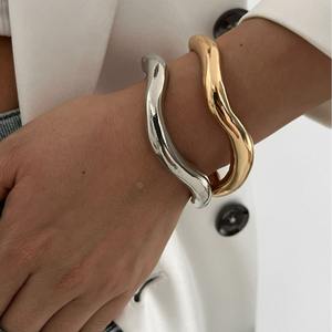 2024 nouveauté mode pas cher en gros à la mode métal alliage <span class=keywords><strong>Bracelet</strong></span> exagéré alliage arc plaine cercle <span class=keywords><strong>bracelet</strong></span> simple <span class=keywords><strong>bracelet</strong></span> - Product Image 4
