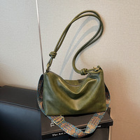 Sac fourre-tout compact en PU souple pour femme avec fermeture éclair, à porter en bandoulière ou sous le bras, doublure en polyester et décoration de fils de couture, idéal pour le quotidien