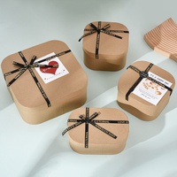 Boîte cadeau élégante en carton spécial avec couvercle et base à bords arrondis, idéale pour l'emballage de gâteaux et parfait pour les cadeaux d'anniversaire