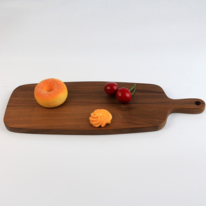 Planche à découper en bois de noyer noir de style japonais 40x14x1.5cm rectangulaire avec poignée pour usage en cuisine - Product Image 1