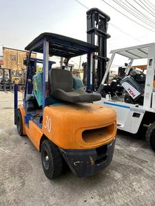 Chariot élévateur diesel Komatsu FD30 d'occasion bien entretenu, 3 tonnes, avec déplaceur latéral et mât simple/double/triple pour entrepôt - Product Image 4