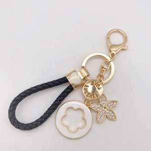 พวงกุญแจรถรูปดอกไม้คริสตัลโคลเวอร์สุดสร้างสรรค์พวงกุญแจรูปกระเป๋าถือสำหรับผู้หญิงจี้รูปใบไม้สี่แฉกแฟชั่น - Product Image 2
