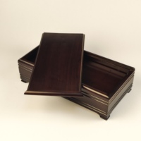 Boîte cadeau en bois massif foncé avec couvercle coulissant, logo personnalisé, surface polie, bande incrustée et pieds de base pour emballage de luxe et rangement de cadeaux