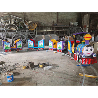 Train de dessin animé OEM avec support de conception personnalisée pour les manèges pour enfants, doté de rails en acier et de traverses colorées