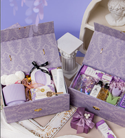 Boîte cadeau rigide en carton écologique élégante avec fermeture magnétique, poignée et motif violet offset pour souvenirs de mariage