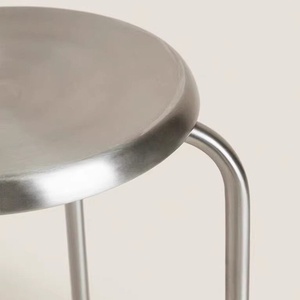Taburete de Acero Inoxidable Estilo Industrial con Cuatro Patas Resistentes, Durable para Uso Doméstico, en Casas de Huéspedes, Pastelerías, Otomana de Descanso - Product Image 3