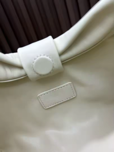 Bolso de piel de vacuno de primera calidad, suave, con forma de nube, en color blanco leche, con cadena, de moda, de alta calidad, tipo bandolera para mujer. - Product Image 4