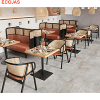 Ensemble de banquettes de restaurant avec revêtement orange, chaises en métal noir et tables à manger