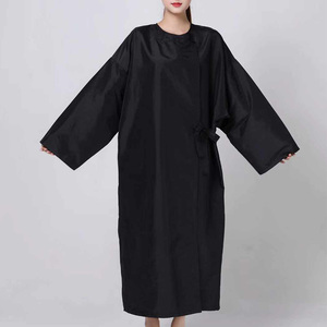 Capes <span class=keywords><strong>de</strong></span> coupe <span class=keywords><strong>de</strong></span> cheveux haut <span class=keywords><strong>de</strong></span> gamme avec logo personnalisé couleur unie cheveux doux résistant beauté Salon <span class=keywords><strong>de</strong></span> coiffure robe <span class=keywords><strong>de</strong></span> <span class=keywords><strong>bain</strong></span> lisse Kimono <span class=keywords><strong>de</strong></span> barbier - Product Image 2