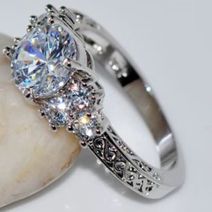 Anello con Pietra Scintillante Ispirato all'Arco del Cuore per Donne, Elegante Stile Nuziale, Gioiello da Dito alla Moda - Product Image 2