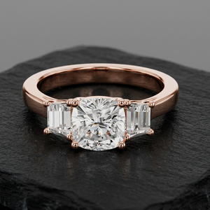 Anillo de compromiso y aniversario unisex de lujo con tres piedras de diamante cultivado en laboratorio con corte cojín, certificado IGI E VVS2, en oro macizo de 14K - Product Image 1
