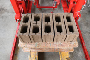 Macchina per la Produzione di Blocchi di Cemento e Mattoni in Calcestruzzo QMJ4-40 Australiana, Piccola, Diesel, Vibrante, per Suolo Cavo, Prezzo Giappone - Product Image 6