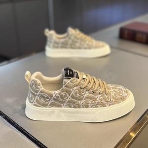 รองเท้าผ้าใบผู้ชายแบบสวม พื้นผ้าระบายอากาศดี สวมใส่สบาย พื้นหนา แบบลำลอง ลายพิมพ์ปักบนผ้า - Product Image 2