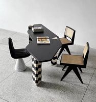 Bureau triangulaire en bois massif noir et blanc, design italien créatif, moderne et simple, pour usage domestique ou en villa.