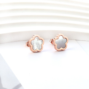 Boucles d'oreilles à clous en forme de fleur, en acier inoxydable, pour femmes, design minimaliste, style automne, forme de fleur de pêcher - Product Image 2