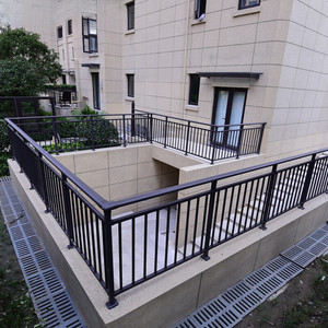 Barrières de balcon et de escalier modernes en acier inoxydable sur mesure avec finition thermolaquée de qualité supérieure, faciles à installer pour villa et appartement - Product Image 2