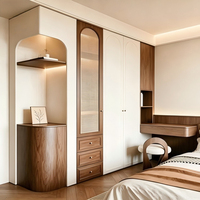 Armoire intégrée de luxe discrète avec niche d'exposition cintrée et coiffeuse flottante, meuble de chambre multifonctionnel