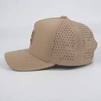 Casquette de golf unisexe à 5 panneaux, perforations découpées au laser, rayures, logo personnalisé en patch de caoutchouc, séchage rapide, tissu 100% polyester imperméable