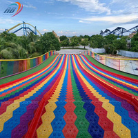 Équipement de parc d'attractions extérieur sans moteur pour adultes et enfants, solution intégrée, toboggan long, toboggan arc-en-ciel coloré