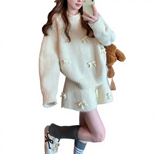 Set Due Pezzi Natalizio e di <span class=keywords><strong>Capodanno</strong></span>: Maglione Rosso con Fiocco 3D e Gonna Midi Sopra <span class=keywords><strong>il</strong></span> Ginocchio in Maglia <span class=keywords><strong>per</strong></span> Donna - Product Image 1