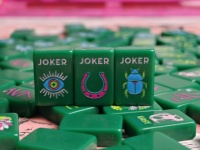 Set Mahjong Akrilik Solid Hijau Tua Mewah 166 Ubin Motif Jamur Hutan Bunga Joker Alami Permainan Meja Kolektor Amerika