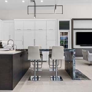 Cuisine moderne de luxe en laque blanche, armoires de cuisine shaker en bois massif sur mesure avec grand îlot en marbre - Product Image 2