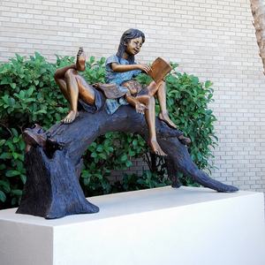 Garçon et fille grandeur nature assis sur un tronc d'arbre lisant une statue <span class=keywords><strong>en</strong></span> bronze - Product Image 1