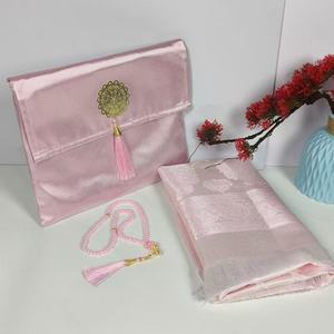 Set Regalo Tappetino da Preghiera Islamico in Velluto Yaseen con Suren del Corano - Poliestere Lavabile con Base Rivestita in PVC 70x110cm per Musulmani Eid - Product Image 1