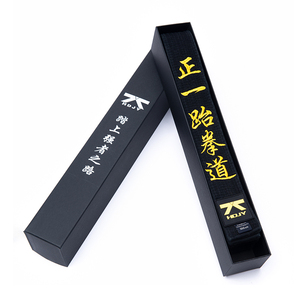 <span class=keywords><strong>Ceinture</strong></span> d'Entraîneur Noire Brodé Personnalisée de Haute Qualité, de Gros, <span class=keywords><strong>Ceinture</strong></span> Noire de Jiu-Jitsu <span class=keywords><strong>Karaté</strong></span> Taekwondo, Livré en Coffret Cadeau, 1 Pièce - Product Image 1
