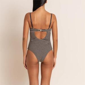 Costume da bagno intero monokini da donna con logo personalizzato, a righe cacao testurizzate, con spalline regolabili, schiena con cut-out e taglio sgambato a vita alta - Product Image 2