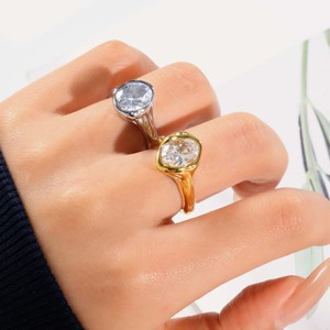 แหวนสแตนเลสสตีลประดับเซอร์โคเนียสองสีเคลือบทอง 18K ดีไซน์ทันสมัย หรูหรา โดดเด่น เหมาะสำหรับใส่ในชีวิตประจำวัน - Product Image 6