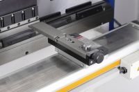 Cintreuse CNC hydraulique synchronisée en stock 2500 mm entièrement automatique pour tôles d'aluminium et d'acier inoxydable, prête à être expédiée