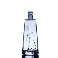 Bouteille en verre carrée personnalisée pour spiritueux 70cl avec bouchons dorés