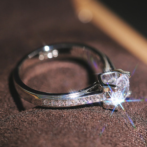 Anello di fidanzamento classico da donna in oro bianco F590 con diamante rotondo taglio brillante colore G naturale - Product Image 2