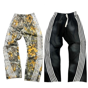Pantalon de jogging décontracté en coton pour homme, coupe oversize et ample, style streetwear, avec logo personnalisé, motif camouflage, jambe large, effet empilé, rayures latérales, taille mi-haute - Product Image 1