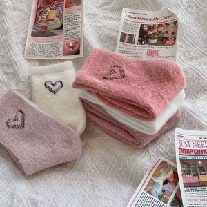 Chaussettes de nuit chaudes pour femme, mi-mollet, doublées polaire, épaisses, en fausse fourrure de vison, motif cœurs, absorbantes, en jacquard, collection automne/hiver - Product Image 3