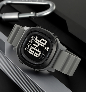 Montre numérique de loisirs pour garçons Skmei 2483 avec horloge lumineuse, alarme et bracelet en silicone résistant à l'eau 5 bars - Product Image 4