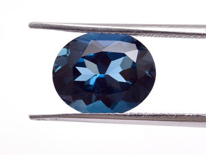 พลอยโทแพซสีน้ำเงินรอยัลธรรมชาติทรงรีขนาด 8x10 มม. คุณภาพสูงมาใหม่ น้ำหนัก 2.10 กะรัต รับรองโดยผู้เชี่ยวชาญ สำหรับทำเครื่องประดับ สร้างสรรค์สีสัน - Product Image 3