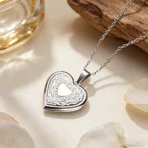 Ciondolo placcato oro a forma di <span class=keywords><strong>cuore</strong></span> rotondo. Il ciondolo portafoto può essere aperto. Elegante. - Product Image 5