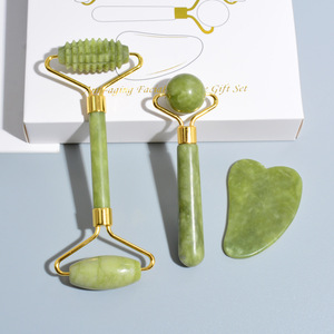 Rullo Gua Sha in Giada Naturale <span class=keywords><strong>per</strong></span> Viso e Corpo, Strumento di Massaggio Sbiancante <span class=keywords><strong>per</strong></span> Uso Domestico con Spina USA - Product Image 1