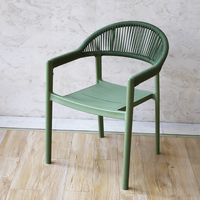 Fauteuil d'extérieur empilable avec dossier en corde tressée, assise à lattes drainantes et accoudoirs courbes pour piscine, balcon, jardin, pelouse