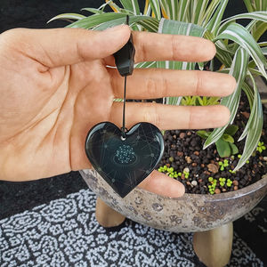 Guasha Rosenquarz-Jade-Stein Dreidimensionales Liebesherz Individuell Gravierter Gesichtstherapie-Massager Rosa Schabewerkzeuge - Product Image 4