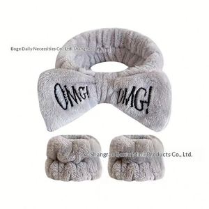 ที่คาดผมและสายรัดข้อมือผ้าพลัฌยืดหยุ่นสูงแบบใหม่ ดีไซน์ทันสมัย ทำด้วยมือโดยเฉพาะ ออกแบบมาเพื่อการล้างหน้าและการทาผลิตภัณฑ์บำรุงผิวหน้า - Product Image 3