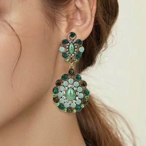 Boucles d'oreilles en alliage tendance rétro à motif floral, plaquées or 18 carats, avec clous en diamant, style antique argenté, haut de gamme, exagérées - Product Image 1