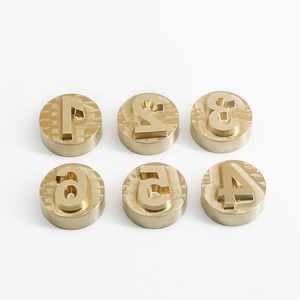 แม่พิมพ์ขนมปังคุณภาพสูง ปั๊มร้อนลายโลโก้ตามสั่ง พร้อมด้ามจับไม้ทองเหลือง สำหรับทำขนมหวานและเค้ก - Product Image 3