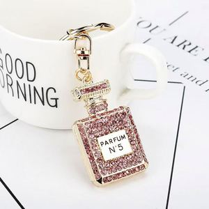 Porte-clés créatif vintage en métal, pendentif de voiture en strass, flacon de parfum imprimé en émail, sac pour femme avec impression offset - Product Image 3