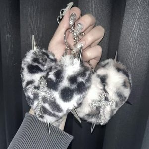 <span class=keywords><strong>Huya</strong></span> Xiaoge Y2K Hot Girl Llavero de Peluche con Estampado de Leopardo, Colgante de Corazón y Remache Cruzado, Decoración para Mochila - Product Image 2