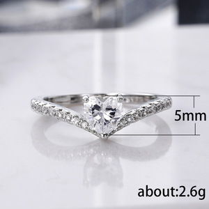 Anello di fidanzamento da donna F718 in oro bianco con diamante taglio a cuore e pietre laterali colore D - Product Image 5